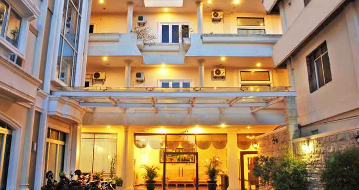 Luar Bangunan Padmaloka Hotel
