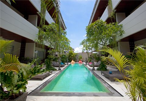 Kolam Renang Swiss-Belcourt Sunset