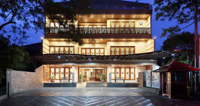 ภายนอกอาคาร Kertanegara Premium Guest House