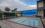 Swimming Pool 7 OYO 564 Bunga Matahari Guest House And Hotel