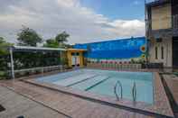 Swimming Pool OYO 564 Bunga Matahari Guest House And Hotel