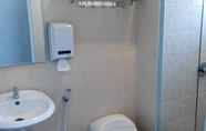 Toilet Kamar 7 De Wahyu Hotel & Convention