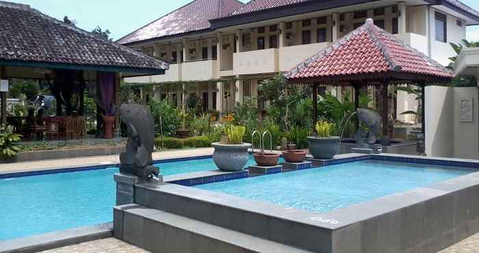 Kolam Renang Taman Teratai Hotel