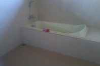 In-room Bathroom Jaya Bungalow