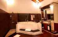 Toilet Kamar 5 The Beverly Hills Bali a Luxury Villas & Spa