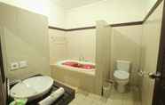 ห้องน้ำภายในห้อง 2 Nyoman Karsa Bungalow Ubud