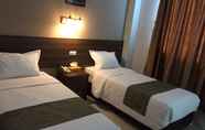 Kamar Tidur 4 Bunda Hotel Padang - Halal Hotel