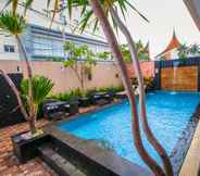 Swimming Pool 4 Daima Hotel Padang