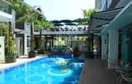 Kolam Renang 4 Oxville Hotel 