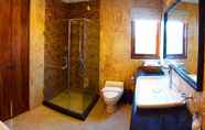 In-room Bathroom 5 Hastinapura Residence