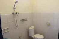 Toilet Kamar Ray Beach Inn