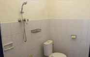 Toilet Kamar 6 Ray Beach Inn