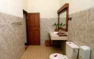 Toilet Kamar 2 Banyualit Spa 'n Resort Lovina