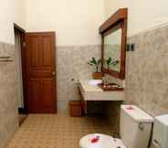 In-room Bathroom 2 Banyualit Spa 'n Resort Lovina