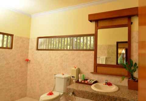 In-room Bathroom Banyualit Spa 'n Resort Lovina