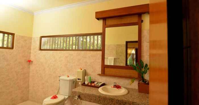 Toilet Kamar Banyualit Spa 'n Resort Lovina