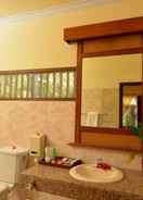 BATHROOM Banyualit Spa 'n Resort Lovina