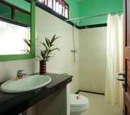 In-room Bathroom 6 Banyualit Spa 'n Resort Lovina