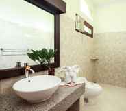 In-room Bathroom 4 Banyualit Spa 'n Resort Lovina