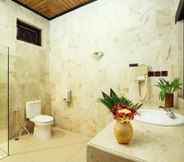 In-room Bathroom 3 Banyualit Spa 'n Resort Lovina