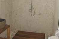 Toilet Kamar Medori Putih Homestay