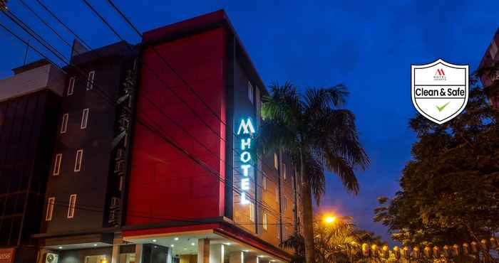 Luar Bangunan M Hotel Jakarta