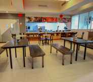 Bar, Kafe, dan Lounge 5 HARRIS Hotel Pontianak