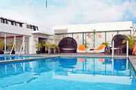 Swimming Pool HARRIS Hotel Pontianak