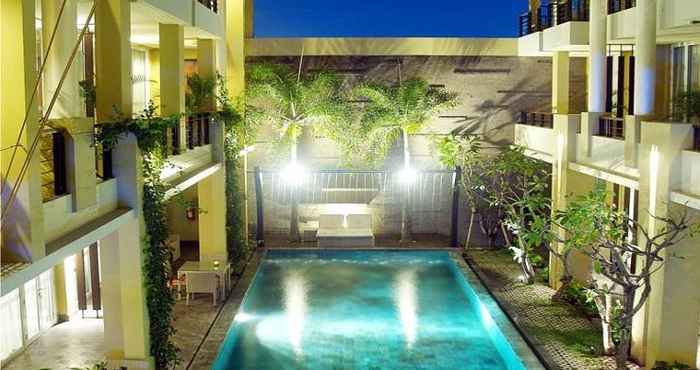 Kolam Renang 100 Sunset Boutique