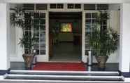 Exterior 4 Urbanview Hotel Crown Tasikmalaya by RedDoorz