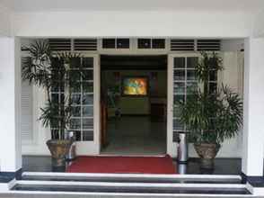 Exterior 4 Urbanview Hotel Crown Tasikmalaya by RedDoorz