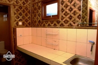 In-room Bathroom Bantal Guling Villa