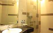 In-room Bathroom 7 H Boutique Hotel Jogjakarta