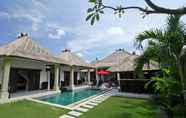 สระว่ายน้ำ 4 Villa Bugis Seminyak