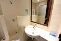 Phòng tắm bên trong Hart Hotel Arjuna
