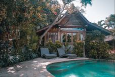 スイミングプール Eat Sleep Skate