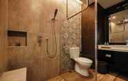 Toilet Kamar 7 The Vira Bali Boutique Hotel & Suite