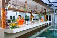 Bar, Kafe, dan Lounge HARRIS Hotel & Residences Riverview Kuta - Bali (Associated HARRIS)