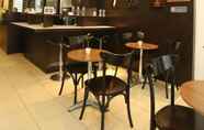 Bar, Kafe dan Lounge 5 Wisma Sederhana Mitra RedDoorz