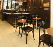 Bar, Cafe and Lounge 5 Wisma Sederhana Mitra RedDoorz