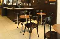 Bar, Cafe and Lounge Wisma Sederhana Mitra RedDoorz