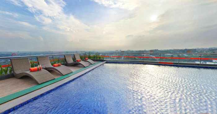 Swimming Pool Harris Hotel & Conventions Ciumbuleuit Bandung