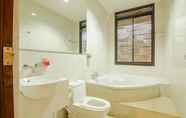 In-room Bathroom 7 The Batu Hotel & Villas