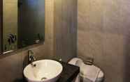 Toilet Kamar 6 Delu Villas & Suites