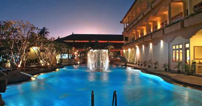 Swimming Pool Febri's Hotel & Spa