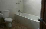 Toilet Kamar 5 Atina Graha Hotel