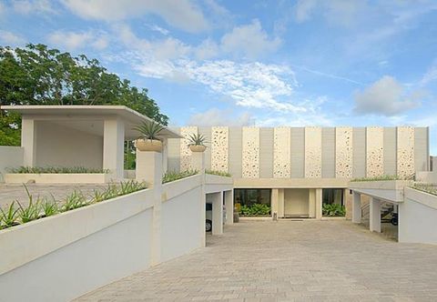 外観 Patrisia Hotel