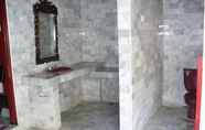 Toilet Kamar 2 Puri Bunga Cottages