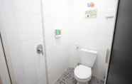 Toilet Kamar 4 The Cabin Hotel Gandekan