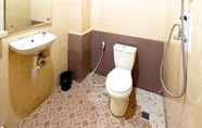 In-room Bathroom 6 Hotel Queen Pontianak